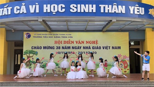 Tiết mục tham gia Hội diễn văn nghệ chào mừng 38 năm ngày Nhà giáo Việt Nam của lớp 4A3 và 4A5: Hát múa Bài học đầu tiên